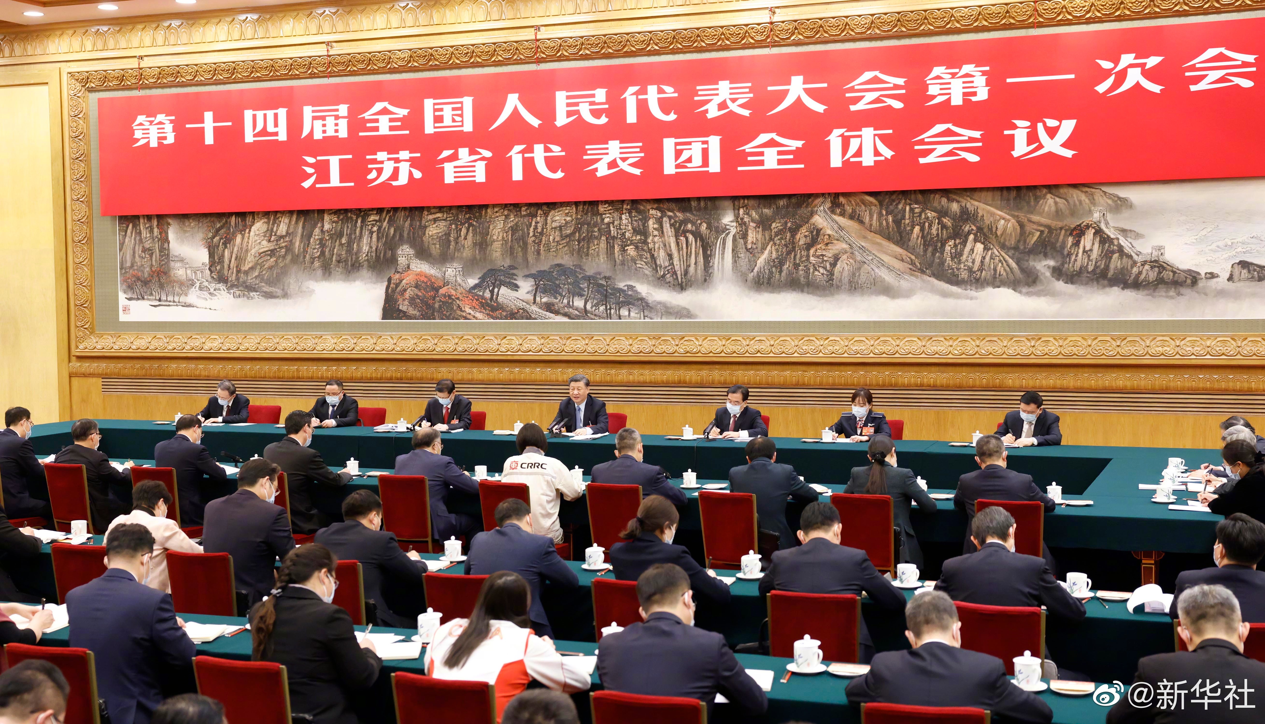 習(xí)近平總書記參加江蘇代表團(tuán)審議，現(xiàn)場(chǎng)聽取徐工集團(tuán)匯報(bào)發(fā)言，對(duì)徐工五年發(fā)展給予充分肯定和殷切期望