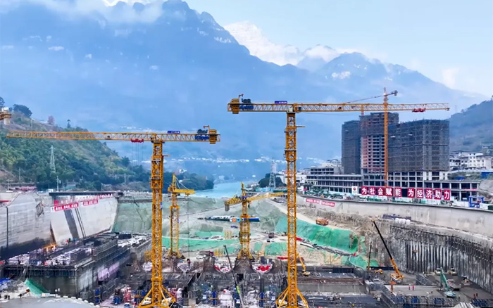 峽谷之間， 大渡河畔，徐工行走“鋼鐵巨人”助力水電建設