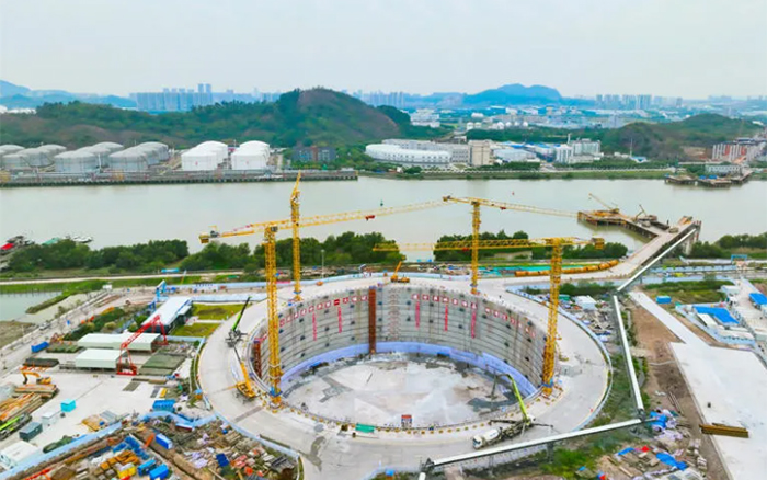 “定海神針”立珠江，徐工挑起超級(jí)工程建設(shè)大梁