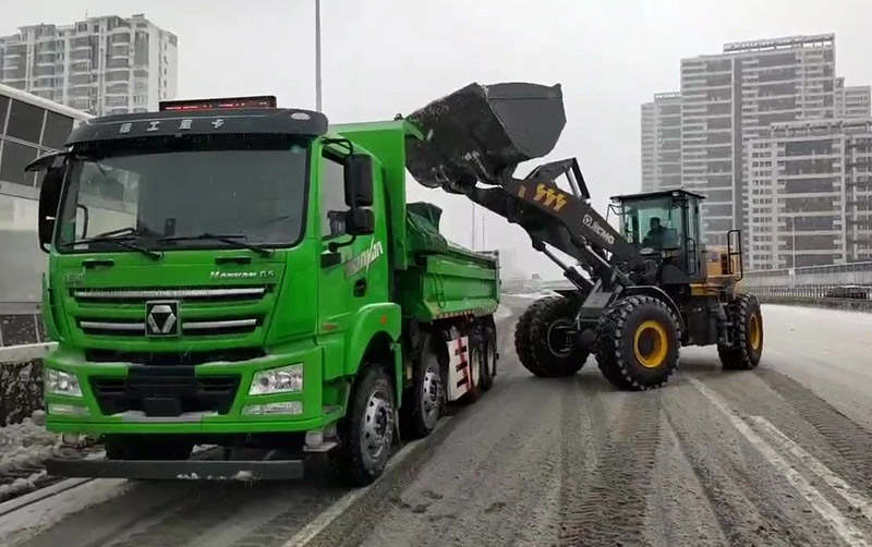 除雪保暢通，徐工汽車在行動