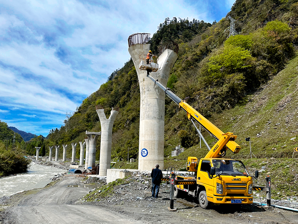 徐工高空作業(yè)車架成四山地軌道“天軌”，顯中國基建實(shí)力