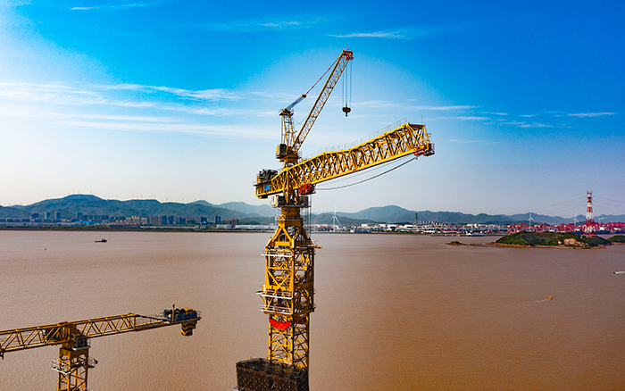 雙塔筑脊梁！徐工超大塔助建世界級大橋