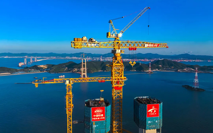 246.3米封頂！這座世界級跨海大橋“徐工造”