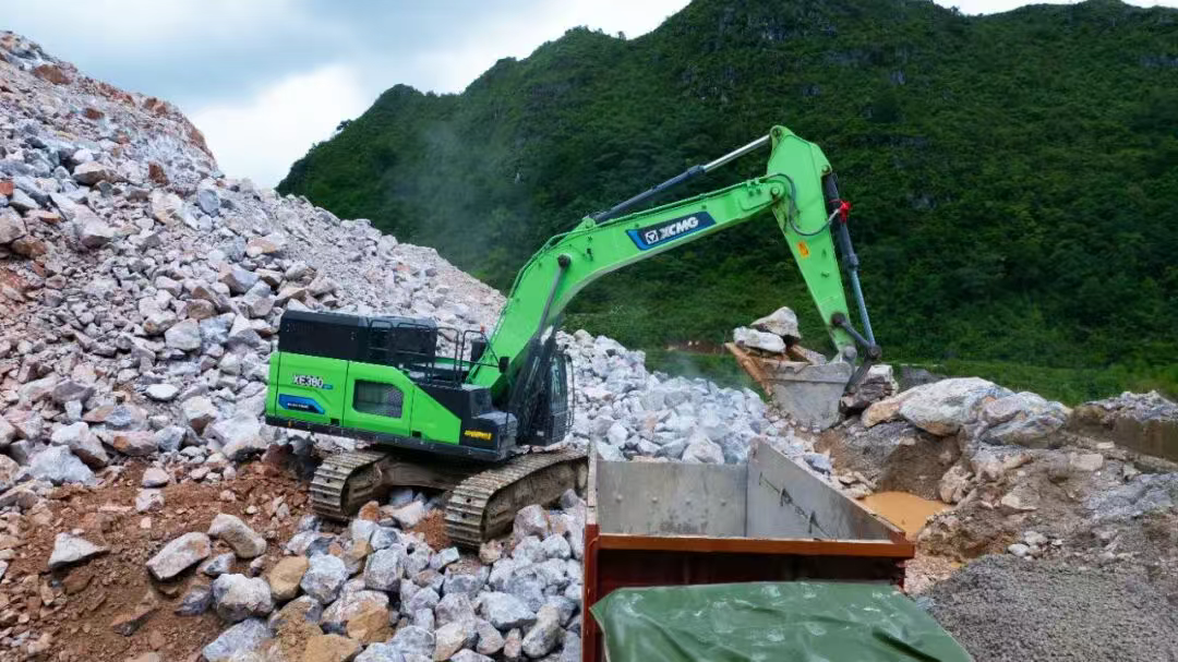 廣西“石料大戶(hù)”親測(cè)：徐工XE380EV電挖，年省六七成！