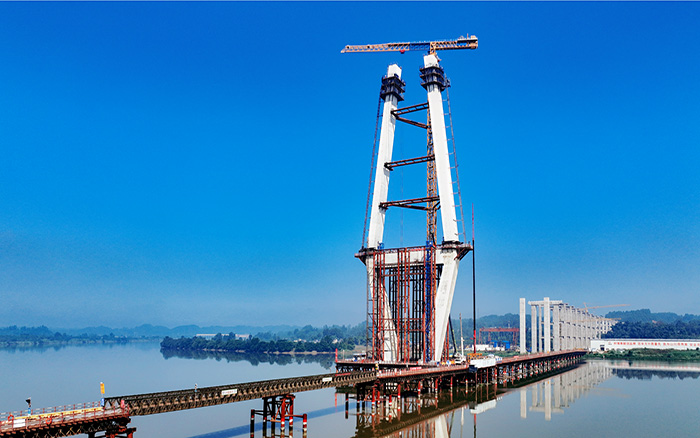 216.6米！徐工塔機助建漢陽湖岷江特大橋主塔封頂