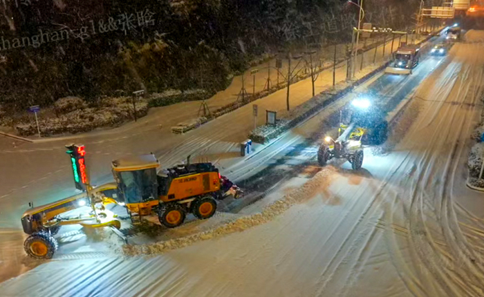 暴雪來襲！數(shù)十臺平地機集體出動，守護出行安全
