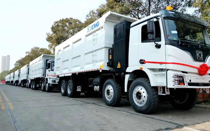 徐工純電動(dòng)自卸車(chē)列隊(duì)出海，助力當(dāng)?shù)孛禾窟\(yùn)輸綠色轉(zhuǎn)型
