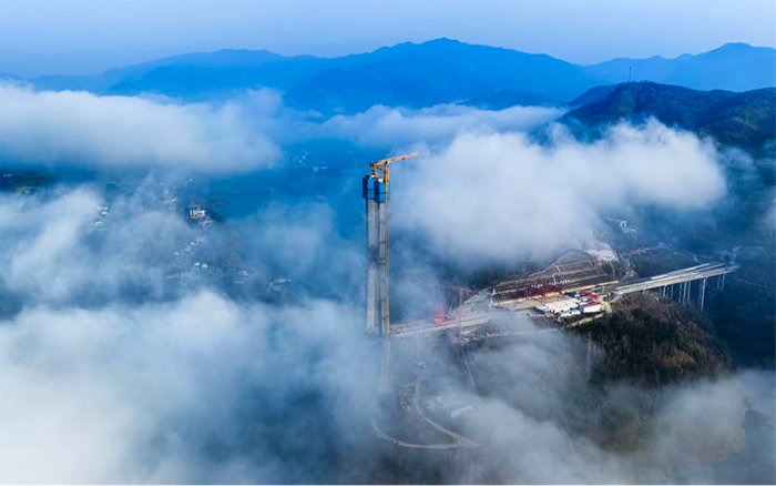 徐工雙塔助建新洲特大橋，擎起秦巴“天空之門”
